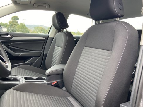 Used 2025 Volkswagen Jetta S image 9