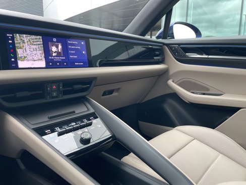 Used 2025 Porsche Macan 4 Electric image 34