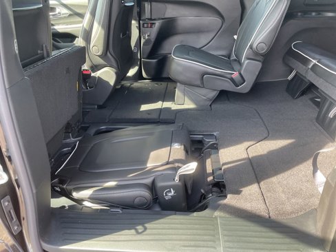 New 2026 Chrysler Pacifica Limited w/ Uconnect Theater Family Group image 30