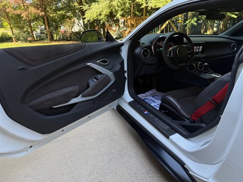Used 2018 Chevrolet Camaro ZL1 image 47