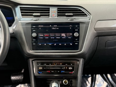 Used 2022 Volkswagen Tiguan SE image 16
