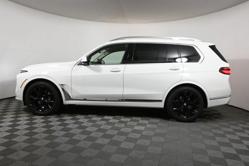 Used 2025 BMW X7 xDrive40i w/ Premium Package image 2