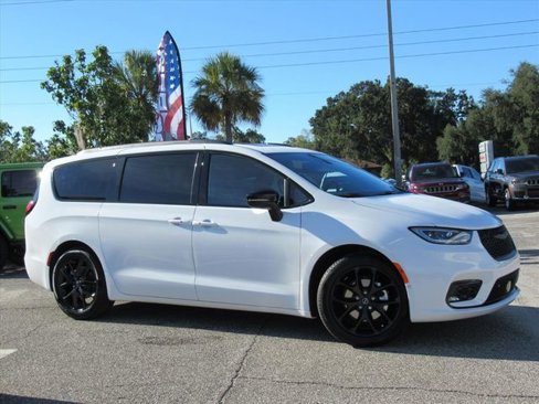 New 2026 Chrysler Pacifica Limited w/ S Appearance Package image 2