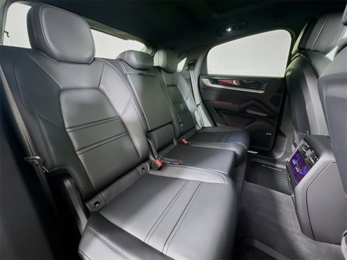 Used 2025 Porsche Cayenne Coupe image 29