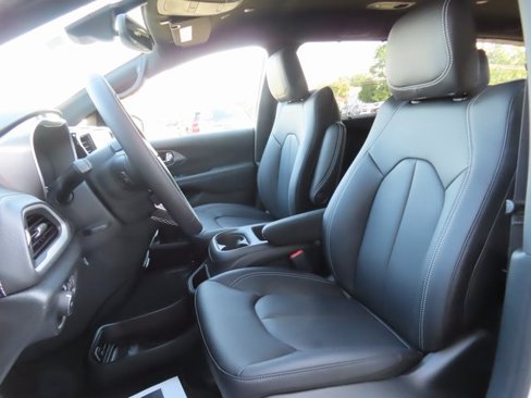 New 2026 Chrysler Pacifica Select image 18