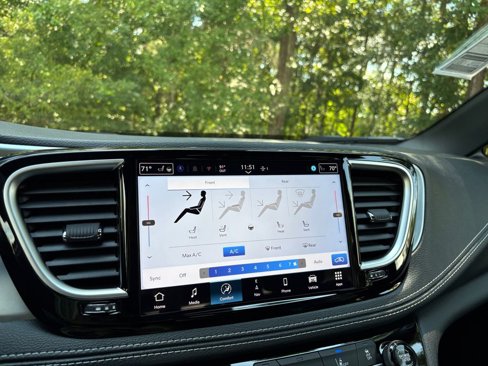 New 2026 Chrysler Pacifica Limited image 32