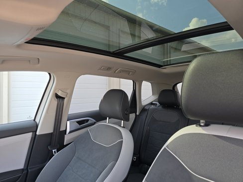 New 2025 Volkswagen Taos SE image 9