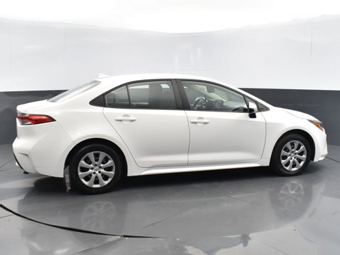 Used 2022 Toyota Corolla LE image 4