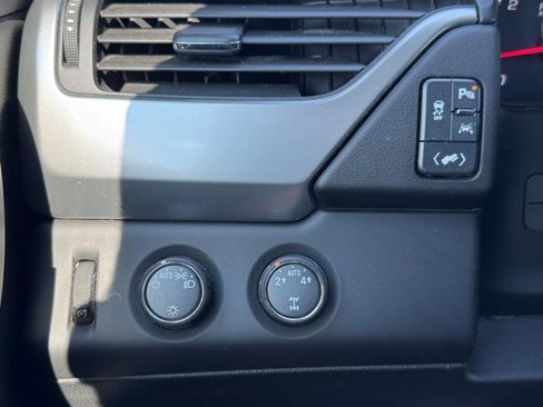 Used 2016 Chevrolet Suburban LT image 16
