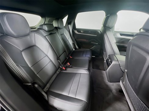 Used 2025 Porsche Cayenne image 30
