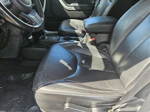 Used 2015 Jeep Wrangler Unlimited Rubicon w/ Connectivity Group image 14