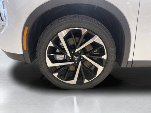 New 2025 Mitsubishi Outlander SE image 8