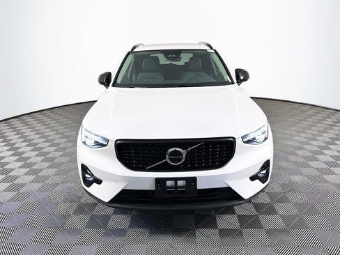 Used 2025 Volvo XC40 B5 Plus image 2