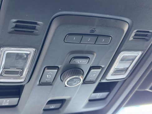 Used 2023 GMC Yukon XL SLT image 33