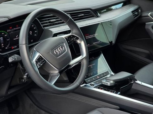 Used 2022 Audi e-tron Premium w/ Convenience Plus Package image 11