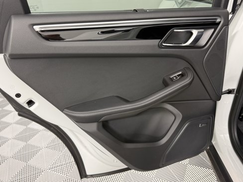 Certified 2025 Porsche Macan image 18