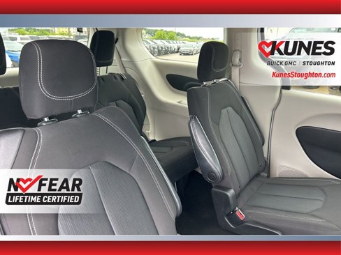 Used 2023 Chrysler Voyager LX image 46