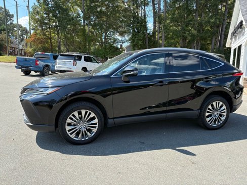 Used 2023 Toyota Venza XLE image 2