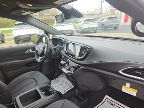 New 2025 Chrysler Pacifica Select w/ Uconnect Theater Family Group image 35