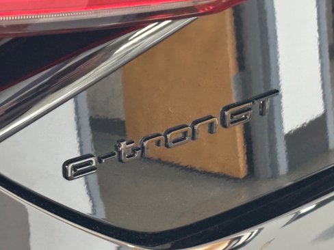 Used 2023 Audi e-tron GT Premium Plus image 12