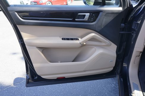 Used 2021 Porsche Cayenne w/ Premium Package image 27