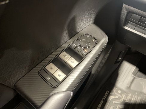 New 2025 Mitsubishi Outlander SE image 21