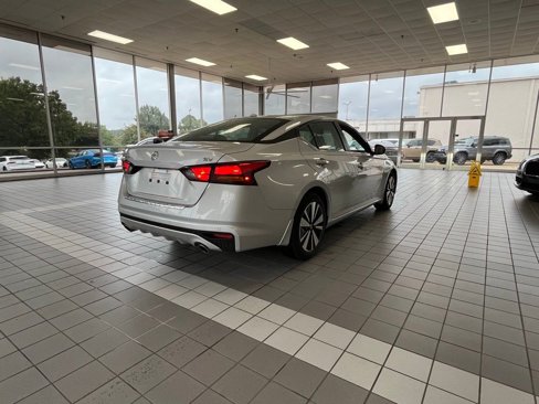 Used 2022 Nissan Altima 2.5 SV w/ SV Premium Package image 3