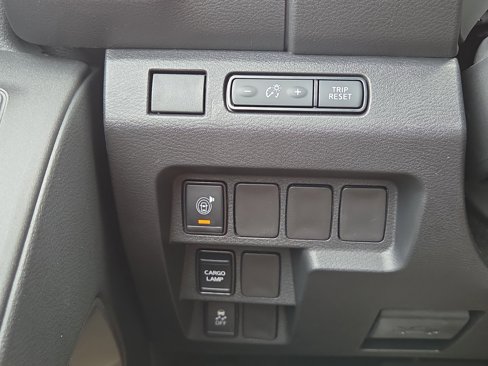 Used 2025 Nissan Frontier SV image 15