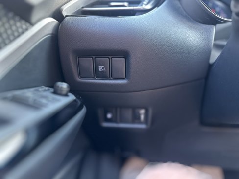 Used 2022 Toyota C-HR XLE image 31