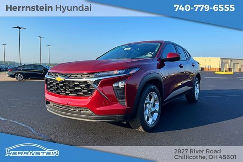 Used 2025 Chevrolet Trax LS w/ LS Convenience Package image 3