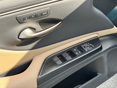Used 2020 Lexus ES 300h w/ Premium Package image 22