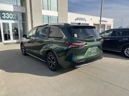 Used 2025 Toyota Sienna Platinum image 3