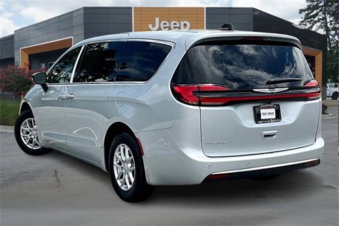 New 2026 Chrysler Pacifica Select image 3