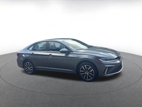 Used 2025 Volkswagen Jetta SE image 2