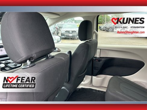 Used 2023 Chrysler Voyager LX image 36