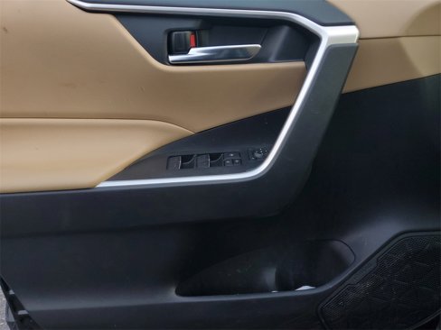 Used 2022 Toyota RAV4 XLE image 12