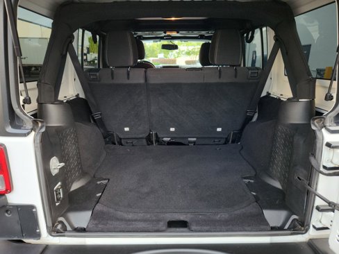 Used 2018 Jeep Wrangler Unlimited Sahara w/ Connectivity Group image 18