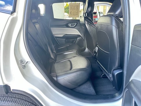 Used 2025 Jeep Compass Limited image 31