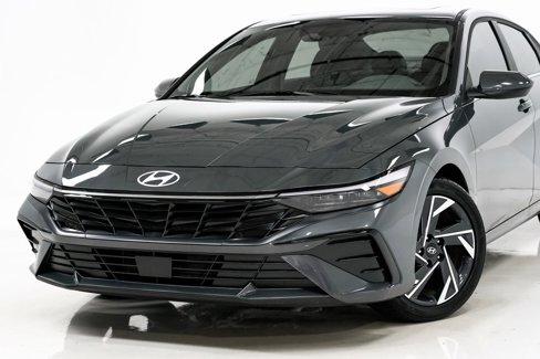 Used 2025 Hyundai Elantra SEL image 2