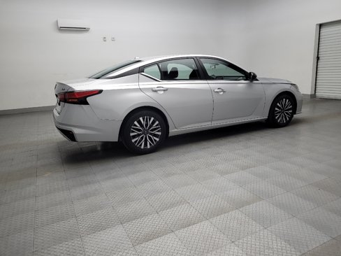 Used 2024 Nissan Altima 2.5 SV image 10