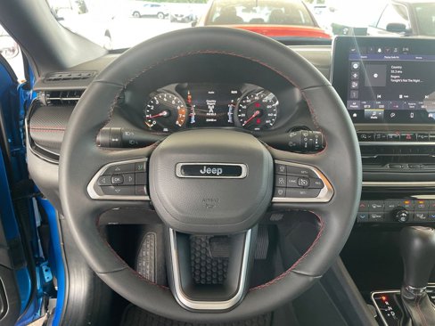 Used 2025 Jeep Compass Trailhawk image 27
