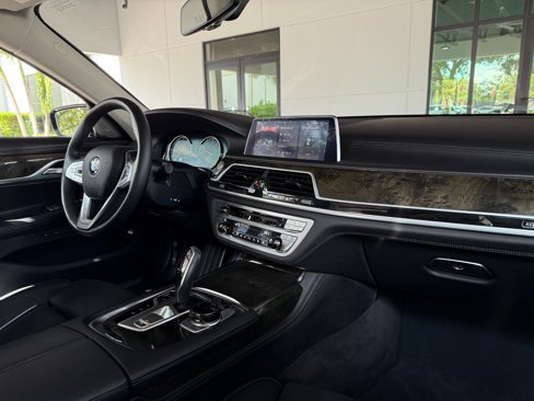Used 2019 BMW 750i w/ Executive Package image 45