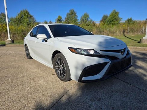 Used 2024 Toyota Camry SE image 3