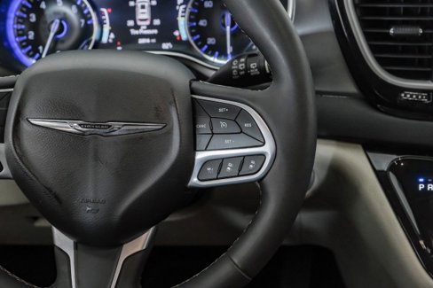 Used 2022 Chrysler Pacifica Touring-L image 15