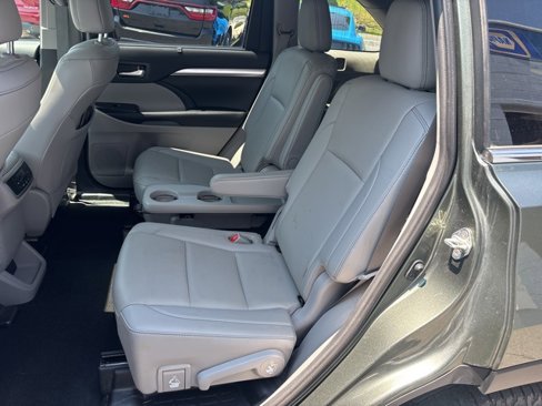 Used 2019 Toyota Highlander XLE image 11