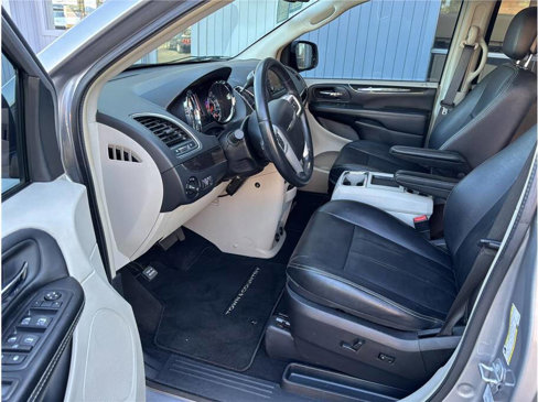 Used 2016 Chrysler Town & Country Touring image 11