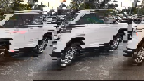 New 2025 Jeep Grand Cherokee Laredo image 8