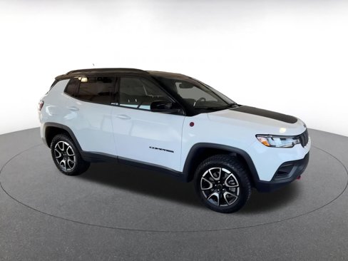 Used 2025 Jeep Compass Trailhawk image 2