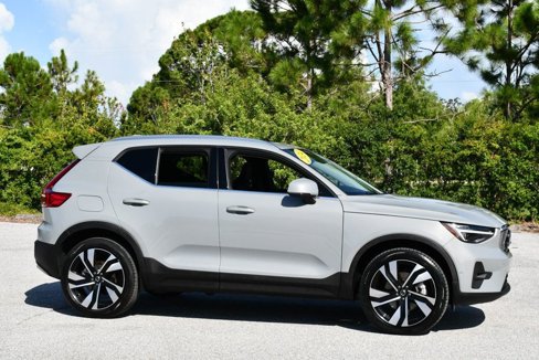 Used 2024 Volvo XC40 B5 Plus image 8