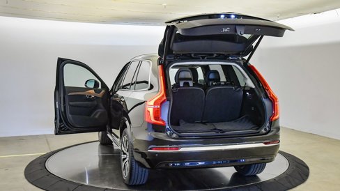 Certified 2025 Volvo XC90 B6 Plus image 28